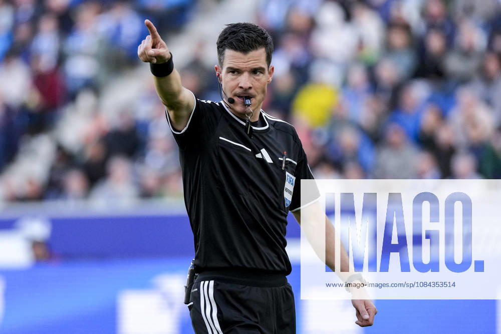 Harm Osmers (Schiedsrichter), gibt Anweisungen, gestikuliert, mit den Armen gestikulieren, Einzelbild, Einzelfoto, Aktion, Action, 10.10.2026, Sinsheim (Deutschland), Fussball, Bundesliga, TSG 1899 Hoffenheim - Hamburger SV, DFB DFL REGULATIONS PROHIBIT ANY USE OF PHOTOGRAPHS AS IMAGE SEQUENCES AND OR QUASI-VIDEO.