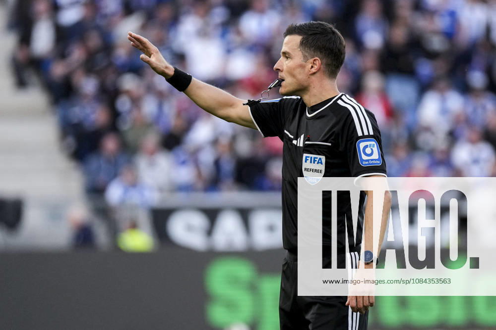 Harm Osmers (Schiedsrichter), gibt Anweisungen, gestikuliert, mit den Armen gestikulieren, Einzelbild, Einzelfoto, Aktion, Action, 10.10.2026, Sinsheim (Deutschland), Fussball, Bundesliga, TSG 1899 Hoffenheim - Hamburger SV, DFB DFL REGULATIONS PROHIBIT ANY USE OF PHOTOGRAPHS AS IMAGE SEQUENCES AND OR QUASI-VIDEO.