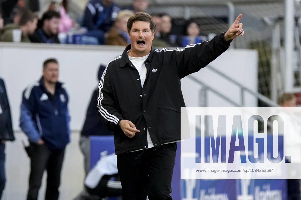 Merlin Polzin (Trainer, Cheftrainer, HSV), gibt Anweisungen, gestikuliert, mit den Armen gestikulieren, Einzelbild, Einzelfoto, Aktion, Action, 10.10.2026, Sinsheim (Deutschland), Fussball, Bundesliga, TSG 1899 Hoffenheim - Hamburger SV, DFB DFL REGULATIONS PROHIBIT ANY USE OF PHOTOGRAPHS AS IMAGE SEQUENCES AND OR QUASI-VIDEO.