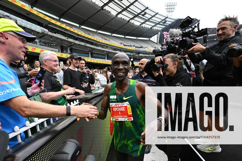 2026 MELBOURNE MARATHON, Eliud Kipchoge of Kenya celebrates with fans after winning the mens marathon during the 2026 Melbourne Marathon Festival in Melbourne, Sunday, October 11, 2026. ( NO ARCHIVING, MELBOURNE VICTORIA Australia