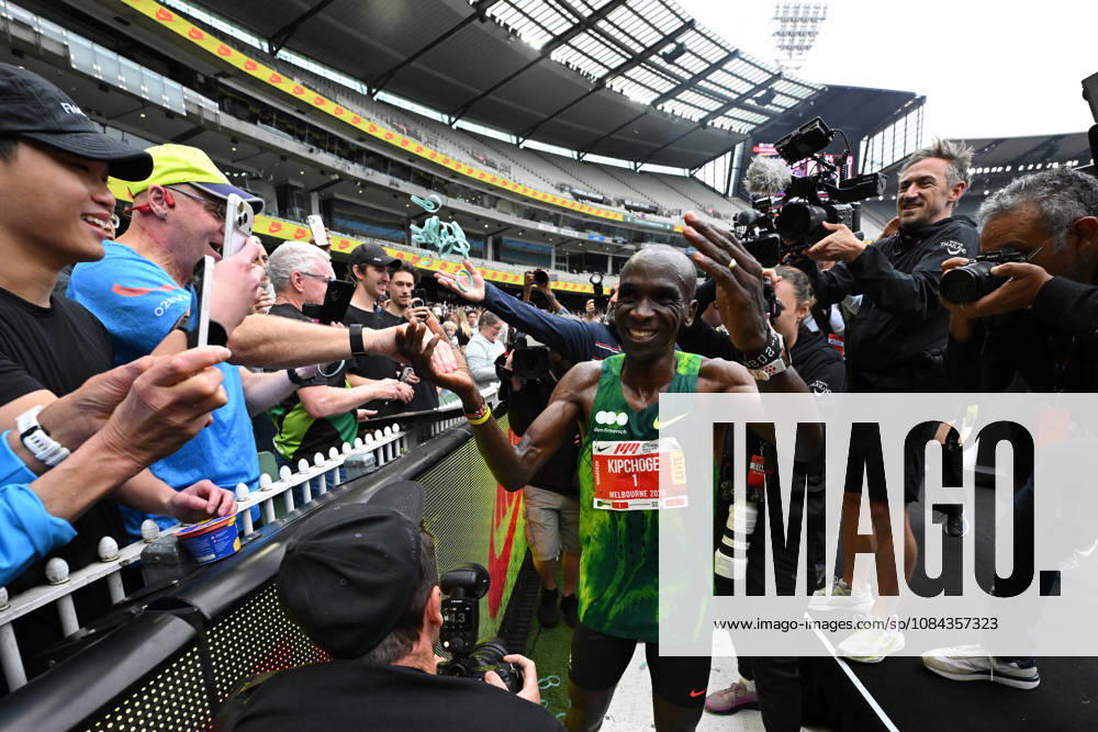 2026 MELBOURNE MARATHON, Eliud Kipchoge of Kenya celebrates with fans after winning the mens marathon during the 2026 Melbourne Marathon Festival in Melbourne, Sunday, October 11, 2026. ( NO ARCHIVING, MELBOURNE VICTORIA Australia