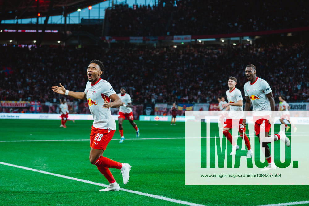 Christopher Nkunku (RB Leipzig, 28) celebrates goal RB Leipzig vs Eintracht Frankfurt, Bundesliga, Germany, Football, 26 27, GER, Leipzig, Red Bull Arena Stadium DFL regulations prohibit any use of photographs as image sequences and or quasi-video.DFL regulations prohibit any use of photographs as image sequences and or quasi-video. Leipzig Red Bull Arena, Leipzig Sachsen GER
