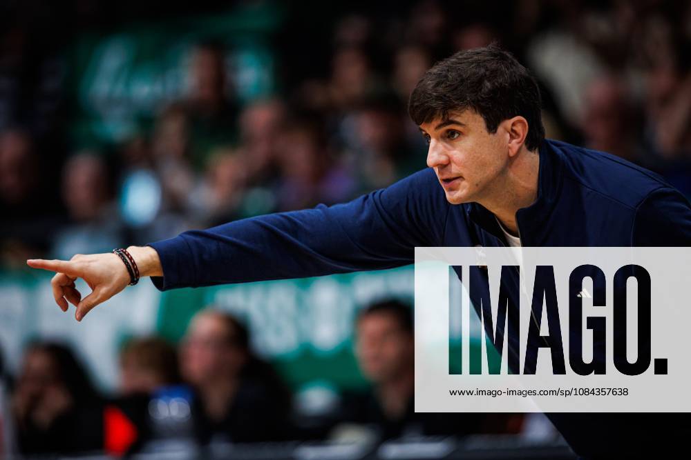 Pedro Calles (Headcoach Alba Berlin) an der Seitenlinie, Emotionen, Geste, Gestik, Mimik, Freisteller, Portrait Vet Concept Gladiators Trier vs Alba Berlin, Basketball, easyCredit BBL, 5. Spieltag, Saison 2026 2027, 10.10.2026 Vet Concept Gladiators Trier vs Alba Berlin, Basketball, easyCredit BBL, 5. Spieltag, Saison 2026 2027