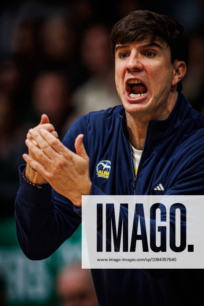 Pedro Calles (Headcoach Alba Berlin) an der Seitenlinie, Emotionen, Geste, Gestik, Mimik, Freisteller, Portrait Vet Concept Gladiators Trier vs Alba Berlin, Basketball, easyCredit BBL, 5. Spieltag, Saison 2026 2027, 10.10.2026 Vet Concept Gladiators Trier vs Alba Berlin, Basketball, easyCredit BBL, 5. Spieltag, Saison 2026 2027
