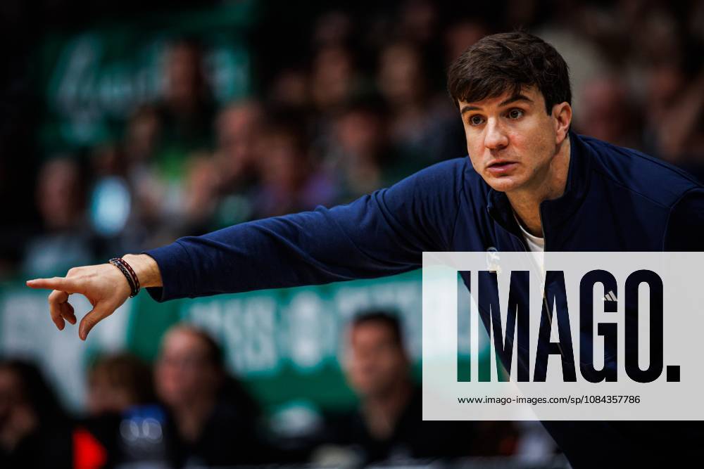 Pedro Calles (Headcoach Alba Berlin) an der Seitenlinie, Emotionen, Geste, Gestik, Mimik, Freisteller, Portrait Vet Concept Gladiators Trier vs Alba Berlin, Basketball, easyCredit BBL, 5. Spieltag, Saison 2026 2027, 10.10.2026 Vet Concept Gladiators Trier vs Alba Berlin, Basketball, easyCredit BBL, 5. Spieltag, Saison 2026 2027