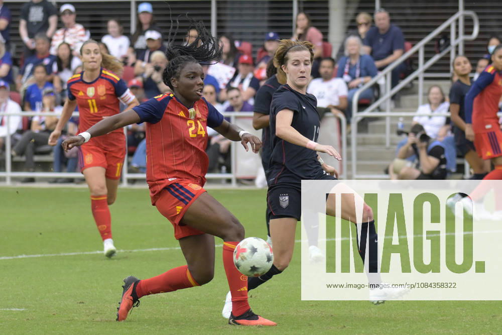 Lindsey Heaps (C) of the United States vies for the ball with Edna Imade (L) of Spain during a friendly match between the USA and Spain women s national teams at Audi Field in Washington, USA, 10 October 2026. Women s Friendly Match: United States vs Spain !ACHTUNG: NUR REDAKTIONELLE NUTZUNG!