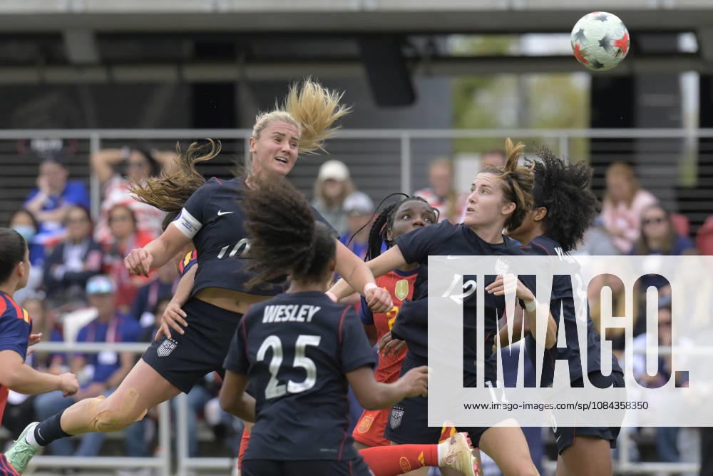 Lindsey Heaps (L) of the United States heads the ball during a friendly match between the USA and Spain women s national teams at Audi Field in Washington, USA, 10 October 2026. Women s Friendly Match: United States vs Spain !ACHTUNG: NUR REDAKTIONELLE NUTZUNG!