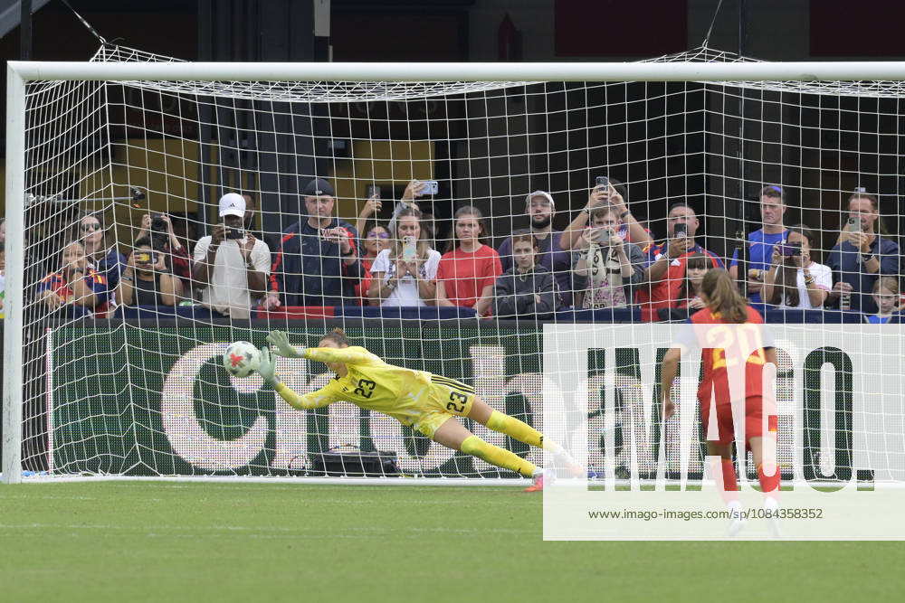 Christiane Dickey (L) of the United States controls the ball during a friendly match between the USA and Spain women s national teams at Audi Field in Washington, USA, 10 October 2026. Women s Friendly Match: United States vs Spain !ACHTUNG: NUR REDAKTIONELLE NUTZUNG!