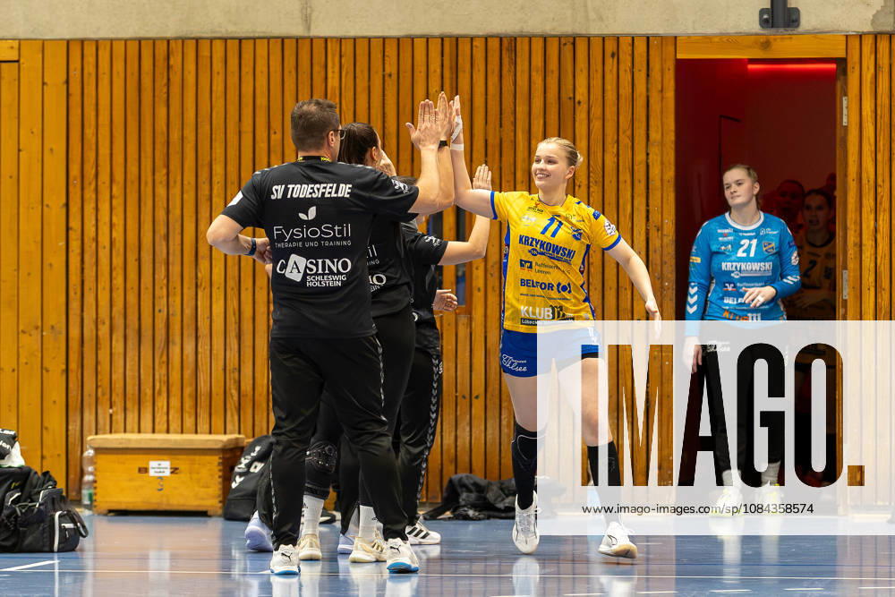 Handball I Damen I Saison 2026-2027 I 2. Bundesliga I 5. Spieltag I SV Todesfelde - HSV Solingen-Gräfrath 76 I 10.10.2026 v.l. Henning Ammen (Trainer, SV Todesfelde), Marit Kristin Kaps (11, SV Todesfelde) Bad-Schwartau Ludwig-Jahn-Halle Schleswig Holstein Deutschland