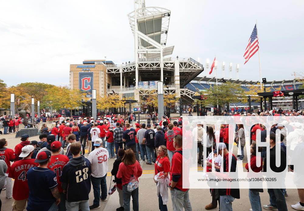 Baseball fans wait to enter Progressive Field before an MLB, Baseball Herren, USA American League Division Series playoff game between the Cleveland Guardians and the Chicago White Sox in Cleveland, Ohio, on Saturday, October 10, 2026. CLE20261010701 AARONxJOSEFCZYK