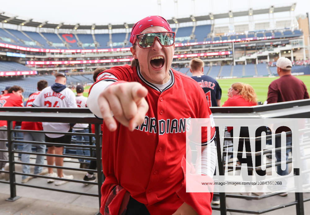 A Cleveland Guardians fan waits for start of the deciding game of an MLB, Baseball Herren, USA American League Division Series between the Guardians and the Chicago White Sox at Progressive Field in Cleveland, Ohio, on Saturday, October 10, 2026. The series is tied 2-2. CLE20261010702 AARONxJOSEFCZYK
