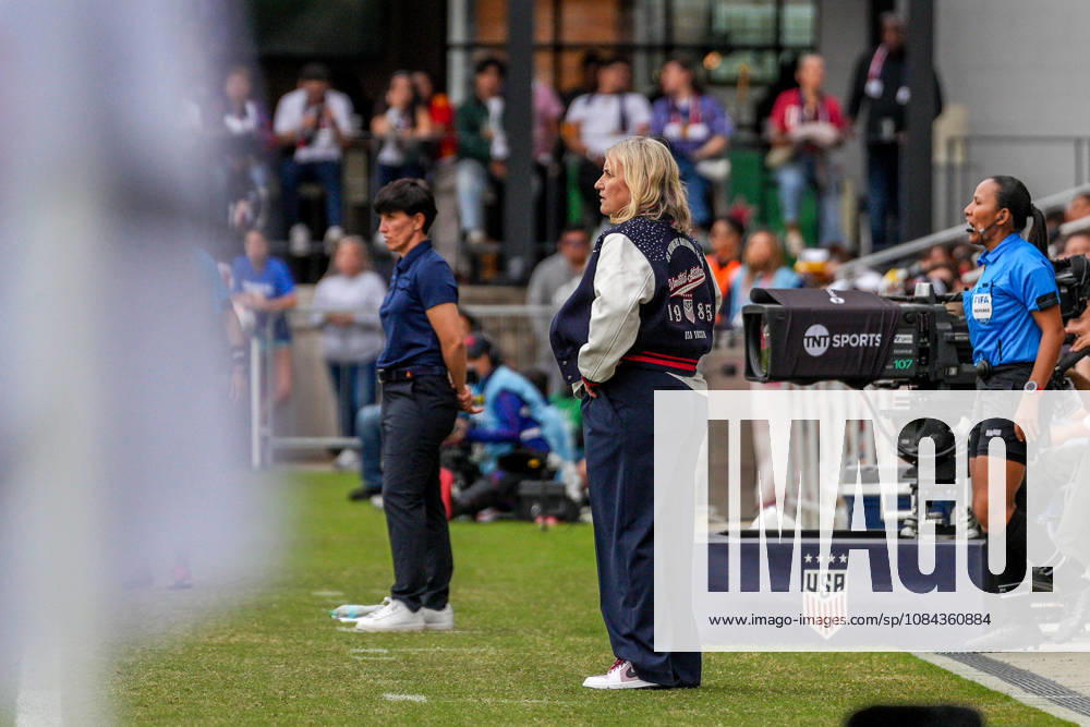 USA v Spain - Women s International Friendly, Länderspiel, Nationalmannschaft WASHINGTON D.C., UNITED STATES - OCTOBER 10: Emma Hayes (R), head coach of USA follows the Women s International Friendly football match between USA and Spain at Audi Field Stadium in Washington D.C., United States on October 10, 2026. Hasan Akbas Anadolu District of Columbia United States. Editorial use only. Please get in touch for any other usage.