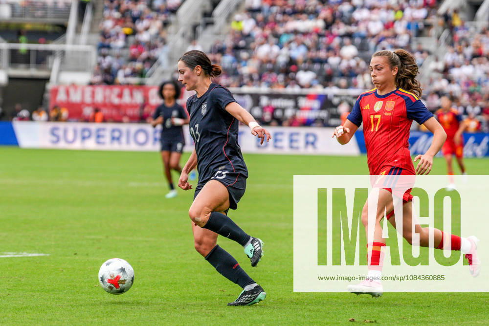 USA v Spain - Women s International Friendly, Länderspiel, Nationalmannschaft WASHINGTON D.C., UNITED STATES - OCTOBER 10: Emily Fox (L) of USA in action against Lucia Corrales (R) of Spain during Women s International Friendly football match between USA and Spain at Audi Field Stadium in Washington D.C., United States on October 10, 2026. Hasan Akbas Anadolu District of Columbia United States. Editorial use only. Please get in touch for any other usage.