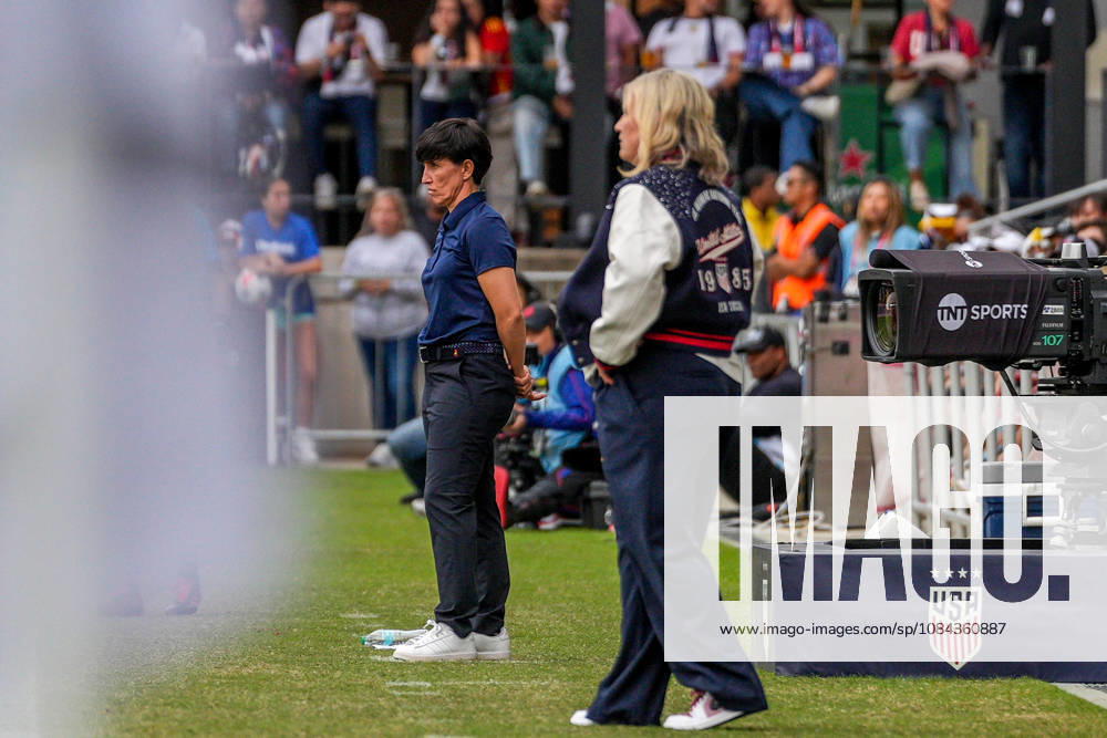 USA v Spain - Women s International Friendly, Länderspiel, Nationalmannschaft WASHINGTON D.C., UNITED STATES - OCTOBER 10: Sonia Bermudez (L), head coach of Spain follows the Women s International Friendly football match between USA and Spain at Audi Field Stadium in Washington D.C., United States on October 10, 2026. Hasan Akbas Anadolu District of Columbia United States. Editorial use only. Please get in touch for any other usage.