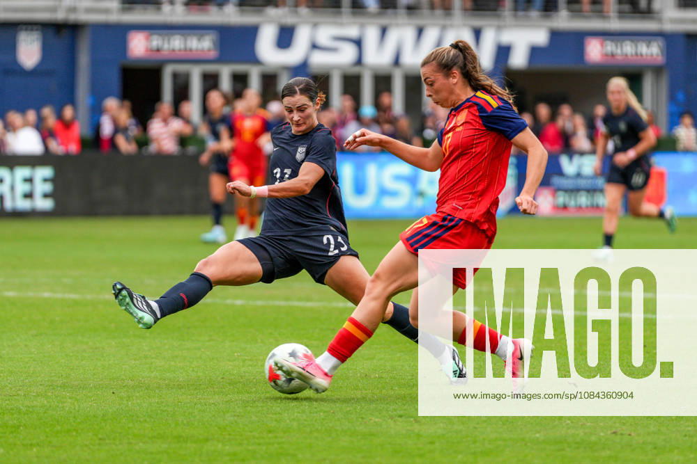 USA v Spain - Women s International Friendly, Länderspiel, Nationalmannschaft WASHINGTON D.C., UNITED STATES - OCTOBER 10: Emily Fox (L) of USA in action against Lucia Corrales (17) of Spain during Women s International Friendly football match between USA and Spain at Audi Field Stadium in Washington D.C., United States on October 10, 2026. Hasan Akbas Anadolu District of Columbia United States. Editorial use only. Please get in touch for any other usage.