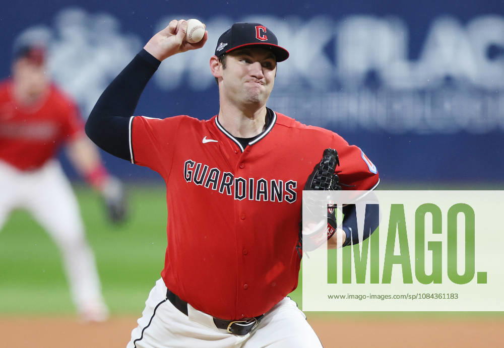 Cleveland Guardians starting pitcher Gavin Williams (32) throws against the Chicago White Sox in the first inning of an MLB, Baseball Herren, USA American League Division Series at Progressive Field in Cleveland, Ohio, on Saturday, October 10, 2026. CLE20261010704 AARONxJOSEFCZYK