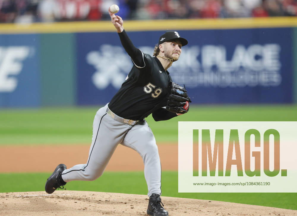 Chicago White Sox starting pitcher Sean Burke (59) throws against the Cleveland Guardians in the first inning of an MLB, Baseball Herren, USA American League Division Series at Progressive Field in Cleveland, Ohio, on Saturday, October 10, 2026. CLE20261010706 AARONxJOSEFCZYK