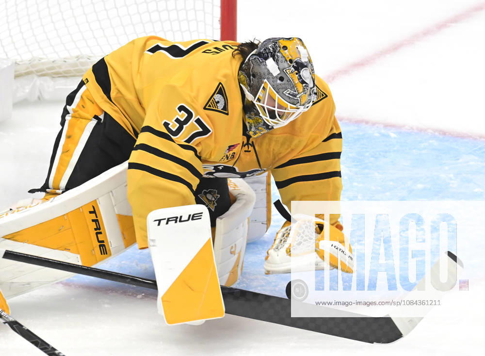 Pittsburgh Penguins goaltender Arturs Silovs (37) dives on the puck during the first period against the Dallas Stars at PPG Paints Arena in Pittsburgh on Saturday, October, 10 2026. PIT2026101005 ARCHIExCARPENTER