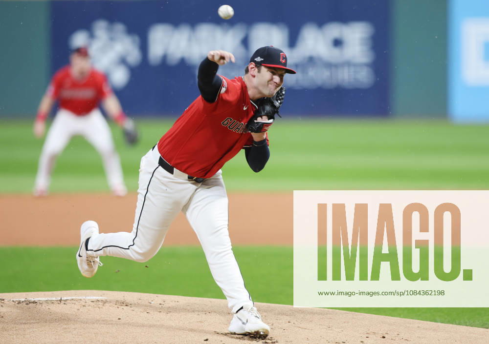Cleveland Guardians starting pitcher Gavin Williams (32) throws against the Chicago White Sox in the first inning of an MLB, Baseball Herren, USA American League Division Series at Progressive Field in Cleveland, Ohio, on Saturday, October 10, 2026. CLE20261010712 AARONxJOSEFCZYK