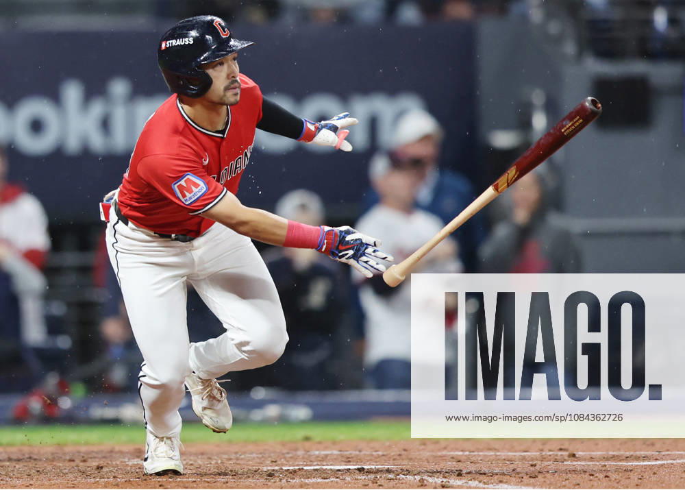 Cleveland Guardians Steven Kwan (38) hits a single against the Chicago White Sox in the fourth inning of an MLB, Baseball Herren, USA American League Division Series at Progressive Field in Cleveland, Ohio, on Saturday, October 10, 2026. CLE20261010715 AARONxJOSEFCZYK
