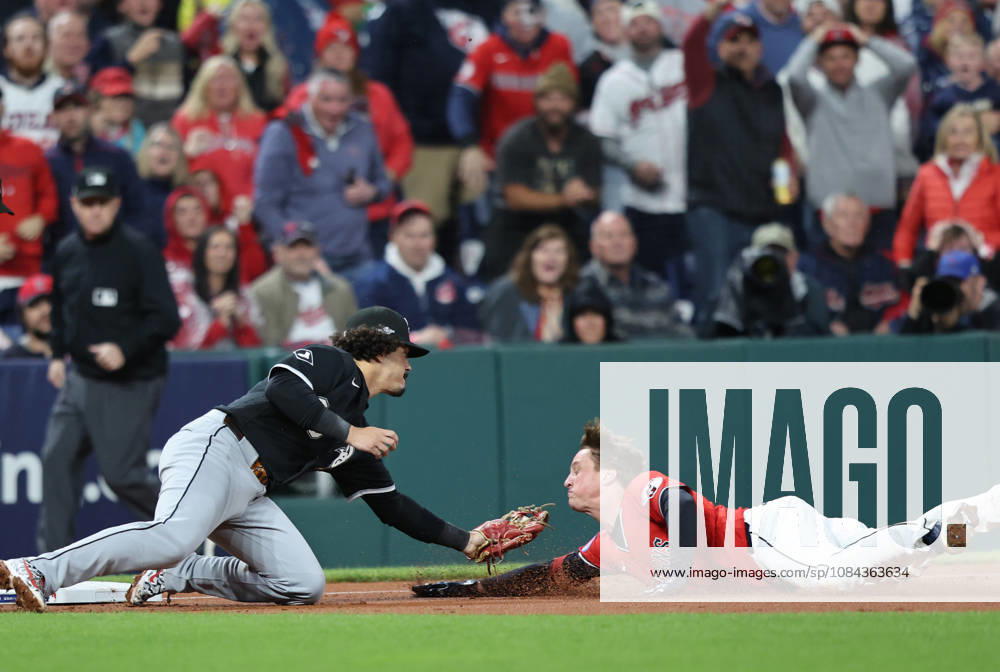 Cleveland Guardians Petey Halpin (0) is tagged out at third by Chicago White Sox third baseman Miguel Vargas (20) after trying to stretch a double into a triple in the fifth inning of an MLB, Baseball Herren, USA American League Division Series at Progressive Field in Cleveland, Ohio, on Saturday, October 10, 2026. CLE20261010726 AARONxJOSEFCZYK