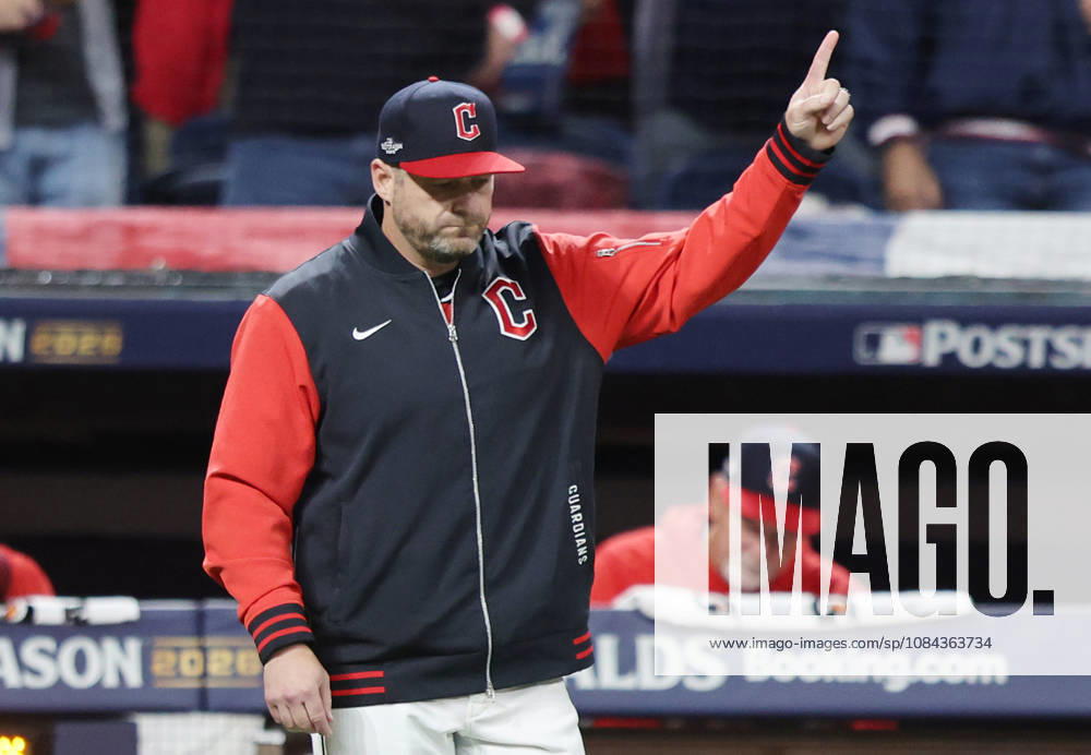 Cleveland Guardians manager Stephen Vogt (12) calls to the bullpen as he removes Guardians starting pitcher Gavin Williams against the Chicago White Sox with the bases loaded in the fifth inning of an MLB, Baseball Herren, USA American League Division Series at Progressive Field in Cleveland, Ohio, on Saturday, October 10, 2026. Williams had 12 strikeouts in 5 1 2 innings. CLE20261010731 AARONxJOSEFCZYK