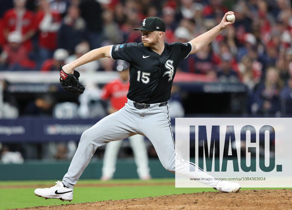 Chicago White Sox pitcher Sean Newcomb (15) throws against the Cleveland Guardians in the seventh inning of an MLB, Baseball Herren, USA American League Division Series at Progressive Field in Cleveland, Ohio, on Saturday, October 10, 2026. CLE20261010734 AARONxJOSEFCZYK