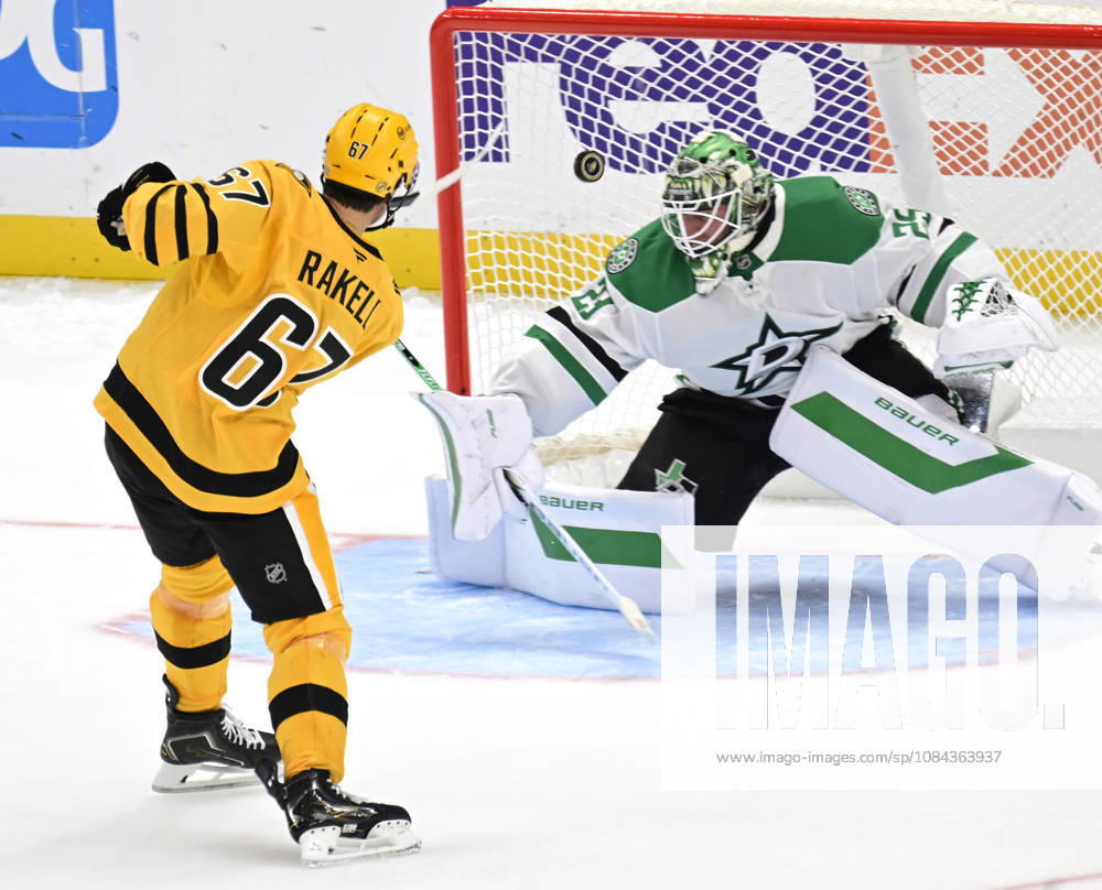 Pittsburgh Penguins right wing Rickard Rakell (67) scores on a penalty shot against Dallas Stars goaltender Jake Oettinger (29) during the overtime shootout of the 2-1 win at PPG Paints Arena in Pittsburgh on Saturday, October, 10 2026. PIT2026101014 ARCHIExCARPENTER