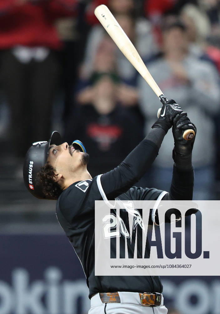 Chicago White Sox Miguel Vargas (20) watches the ball as he pops out against the Cleveland Guardians in the eighth inning of an MLB, Baseball Herren, USA American League Division Series at Progressive Field in Cleveland, Ohio, on Saturday, October 10, 2026. CLE20261010736 AARONxJOSEFCZYK