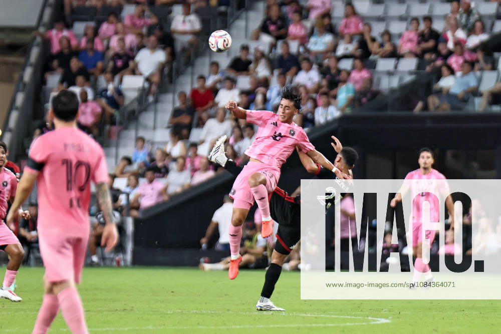 MIAMI, FL - OCTOBER 10: Inter Miami CF midfielder Alexander Shaw (88) and D.C. United midfielder Brandon Servania (23) battle for a ball during a 2026 MLS, Fussball Herren, USA soccer match between Inter Miami CF and DC United on October 10, 2026 being played at NU Stadium, Miami, Fla.(Photo by Chris Arjoon Icon Sportswire). SOCCER: OCT 10 MLS Inter Miami CF vs DC United Icon2610100000019