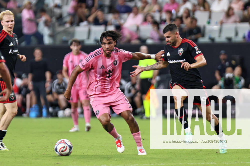 MIAMI, FL - OCTOBER 10: Inter Miami CF midfielder Telasco Segovia (8) and D.C. United forward Tai Baribo (9) battle for a ball during a 2026 MLS, Fussball Herren, USA soccer match between Inter Miami CF and DC United on October 10, 2026 being played at NU Stadium, Miami, Fla.(Photo by Chris Arjoon Icon Sportswire). SOCCER: OCT 10 MLS Inter Miami CF vs DC United Icon2610100000020