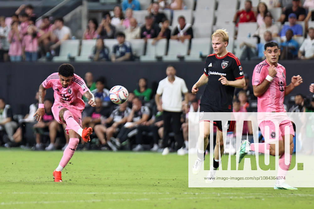 MIAMI, FL - OCTOBER 10: Inter Miami CF forward Riquelme Fillipi (11) shoots on goal during a 2026 MLS, Fussball Herren, USA soccer match between Inter Miami CF and DC United on October 10, 2026 being played at NU Stadium, Miami, Fla.(Photo by Chris Arjoon Icon Sportswire). SOCCER: OCT 10 MLS Inter Miami CF vs DC United Icon2610100000022