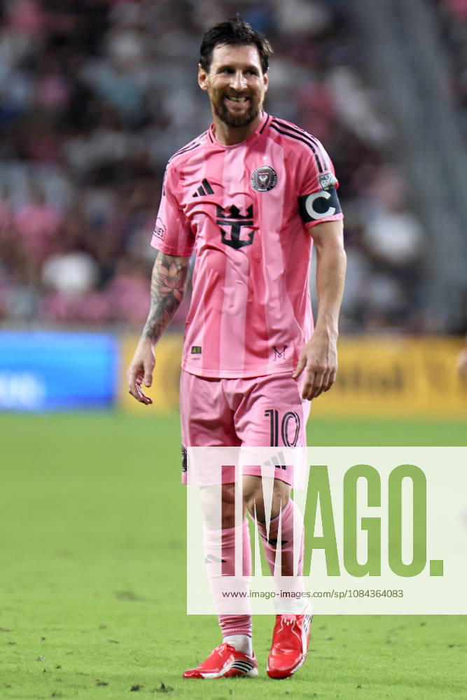 MIAMI, FL - OCTOBER 10: Inter Miami CF forward Lionel Messi (10) looks on during a 2026 MLS, Fussball Herren, USA soccer match between Inter Miami CF and DC United on October 10, 2026 being played at NU Stadium, Miami, Fla.(Photo by Chris Arjoon Icon Sportswire). SOCCER: OCT 10 MLS Inter Miami CF vs DC United Icon2610100000025