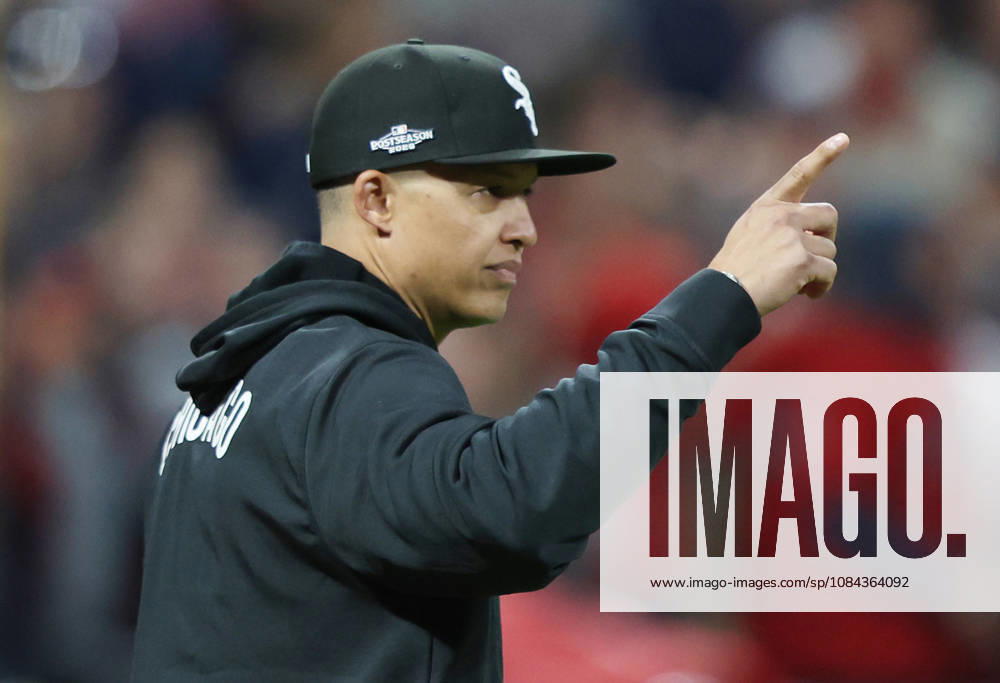 Chicago White Sox manager Will Venable calls to the bullpen to replace pitcher Sean Newcomb against the Cleveland Guardians in the eighth inning of an MLB, Baseball Herren, USA American League Division Series at Progressive Field in Cleveland, Ohio, on Saturday, October 10, 2026. CLE20261010737 AARONxJOSEFCZYK