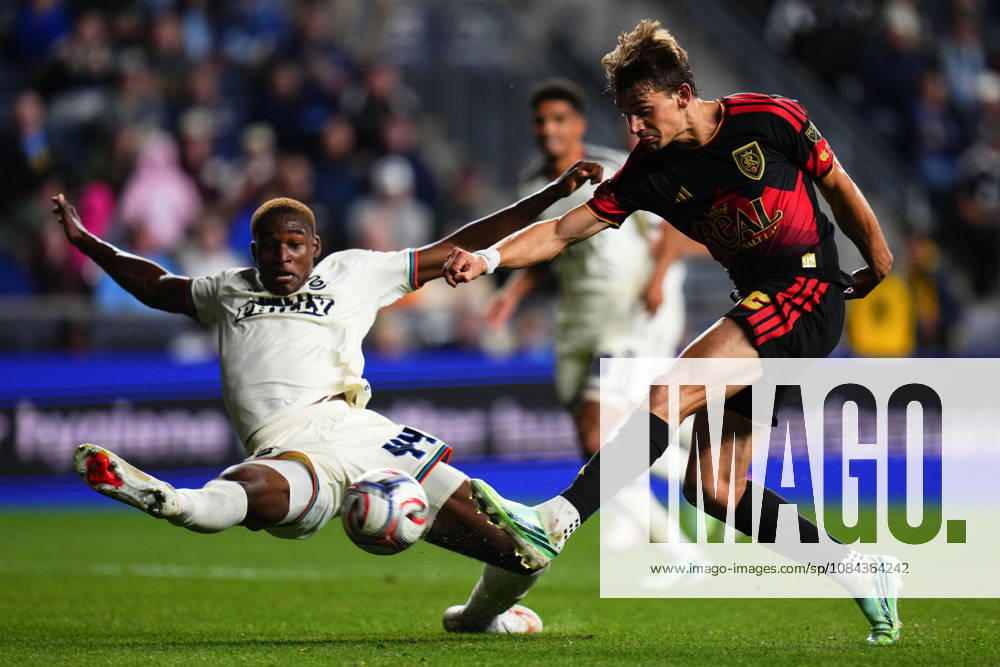 Real Salt Lake Forward Sergi Solans (22) shoots the ball while Philadelphia Union Defender Neil Pierre (44) defends during the second half of an MLS, Fussball Herren, USA match at Subaru Park in Chester, Pennsylvania. CSM Chester United States of America - ZUMAc04_ 20261010_zma_c04_301