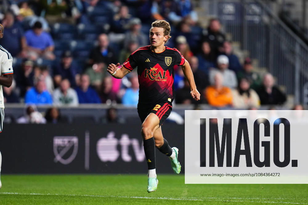 Real Salt Lake Forward Sergi Solans (22) chases the ball during the second half of an MLS, Fussball Herren, USA match against the Philadelphia Union at Subaru Park in Chester, Pennsylvania. CSM Chester United States of America - ZUMAc04_ 20261010_zma_c04_309
