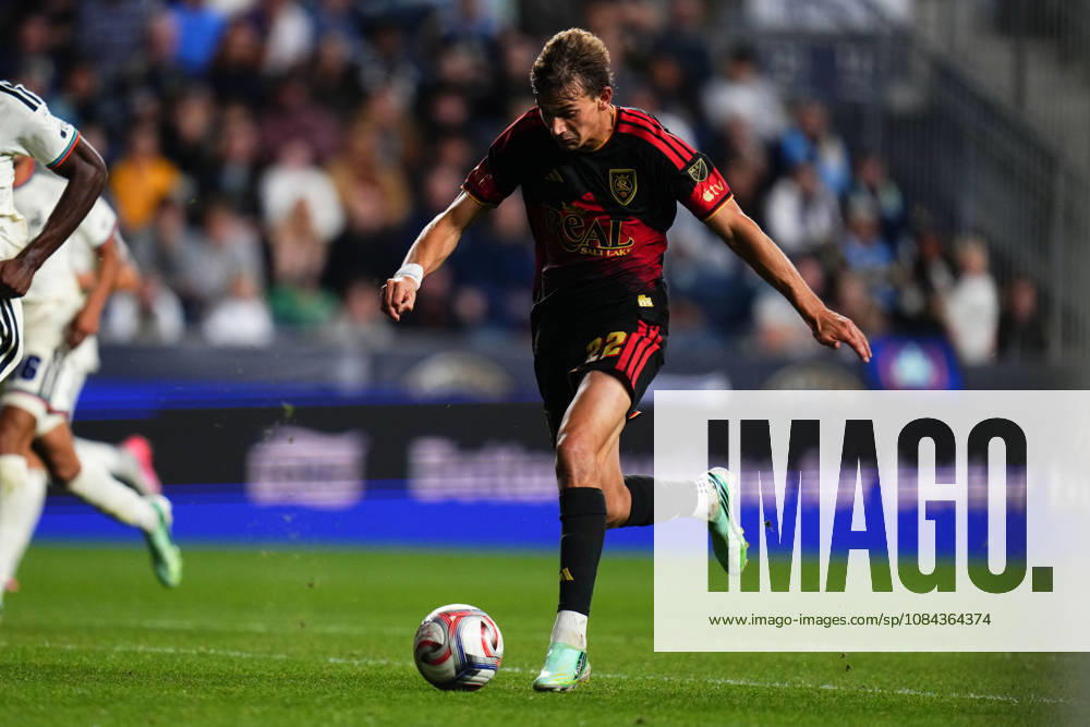 Real Salt Lake Forward Sergi Solans (22) controls the ball during the second half of an MLS, Fussball Herren, USA match against the Philadelphia Union at Subaru Park in Chester, Pennsylvania. CSM Chester United States of America - ZUMAc04_ 20261010_zma_c04_335