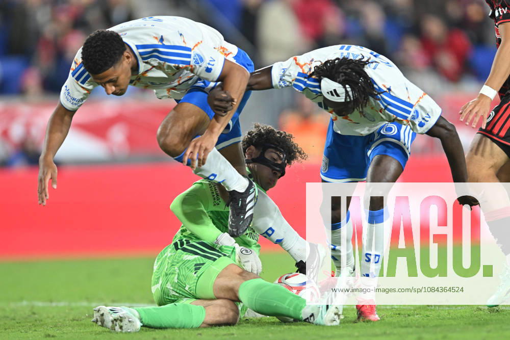 Harrison, New Jersey United States of America. 10 Oct, 2026. San Diego FC goalkeeper CJ DOS SANTOS (1) in action at Sports Illustrated Stadium New York defeats San Diego 4 to 1. Credit: , Jr. Zuma Press Harrison United States of America - ZUMAa301 20261010_aaf_a301_001