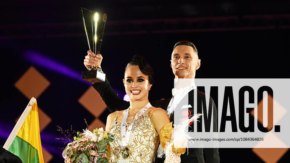 Tanz-Weltmeisterschaft Standard 2026 Leipzig - WDSF World Championships (10.10.2026) Sieger der Tanz-WM in Leipzig (10.10.2026). Gold: Vadim Shurin und Anastasia Meshkova aus Lettland (Mitte). Leipzig Sachsen Deutschland Leipziger Messegelände - Neue Messe Leipzig