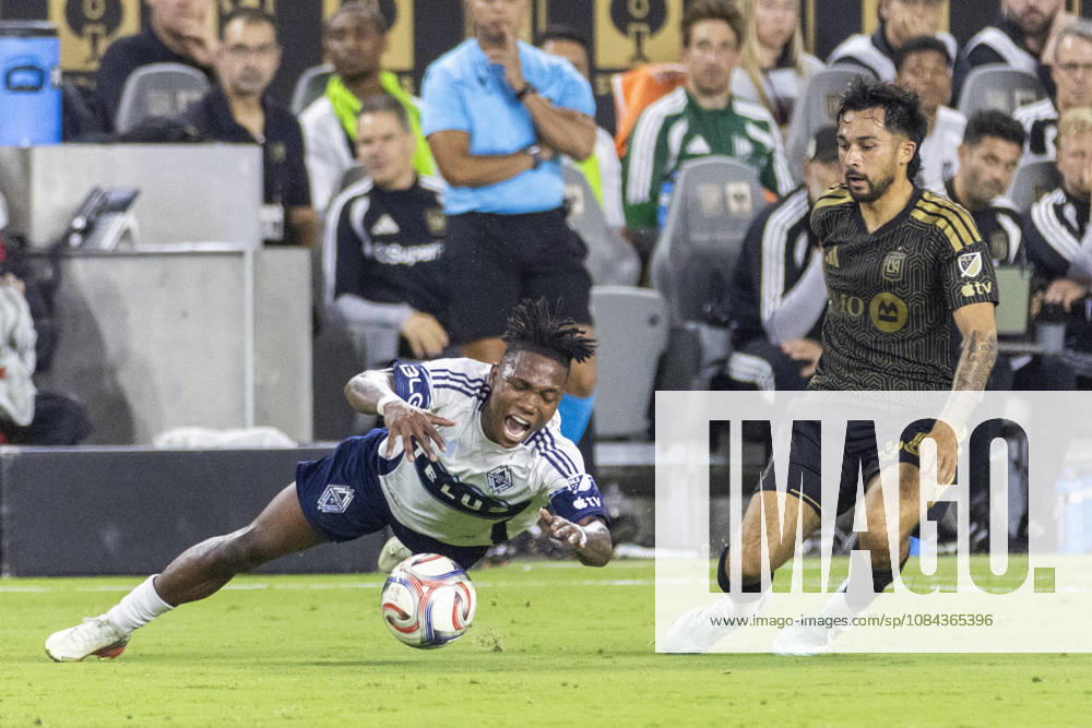 Vancouver Whitecaps right wing back Edier Ocampo (18) and Los Angeles FC defensive midfielder Mathieu Choiniere (66) vie for the ball during a MLS, Fussball Herren, USA soccer game on Saturday, Oct. 10, 2026 in Los Angeles. Los Angeles USA - ZUMAc68_ 20261010_zaf_c68_023