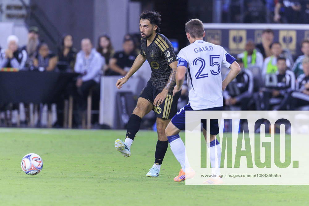 Mathieu Choiniere 66 of the Los Angeles Football Club passes the ball as Ryan Gauld 25 of the Vancouver Whitecaps defends during their regular season MLS, Fussball Herren, USA game on Saturday October 10, 2026 at the BMO Stadium in Los Angeles, California. ARIANA RUIZ PI Los Angeles USA - ZUMAp124 20261010_zaa_p124_002