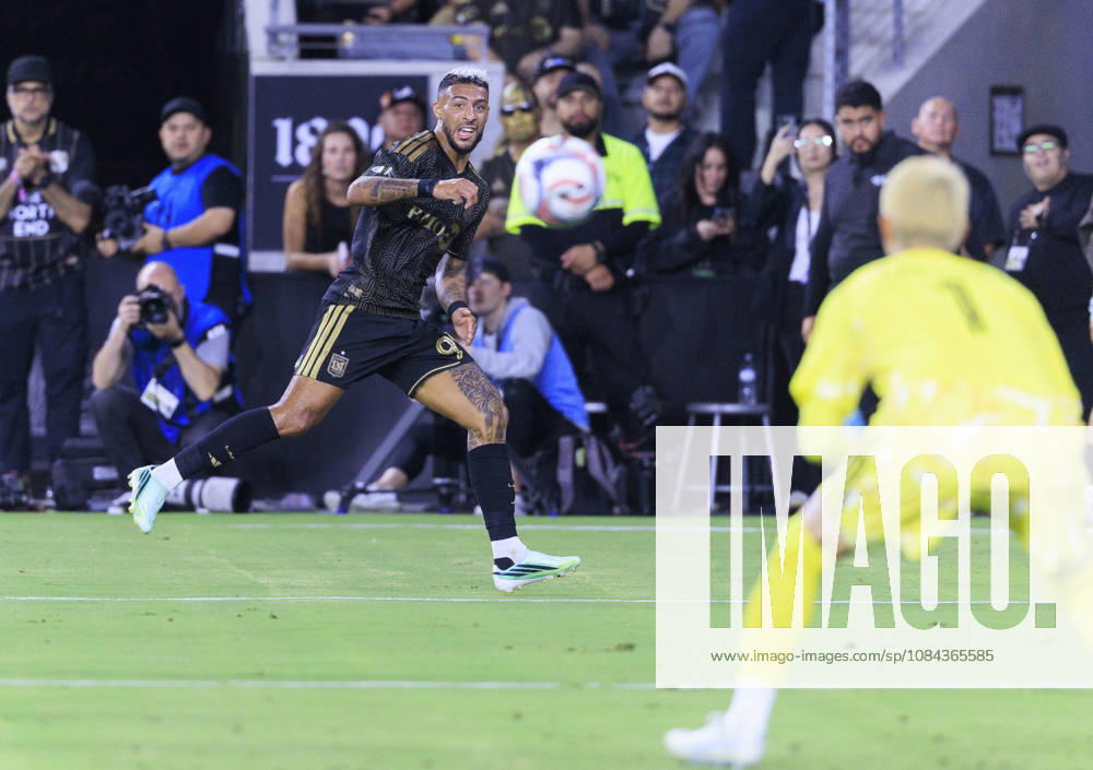 Denis Bouanga 99 of the Los Angeles Football Club makes a shot attempt at goalkeeper, Yohei Takaoka 1 of the Vancouver Whitecaps during their regular season MLS, Fussball Herren, USA game on Saturday October 10, 2026 at the BMO Stadium in Los Angeles, California. ARIANA RUIZ PI Los Angeles USA - ZUMAp124 20261010_zaa_p124_007