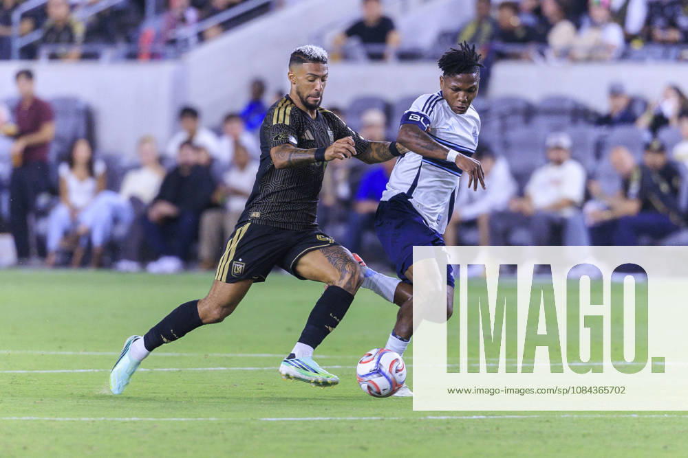 Denis Bouanga 99 of the Los Angeles Football Club and Edier Ocampo 18 of the Vancouver Whitecaps struggle for possession of the ball during their regular season MLS, Fussball Herren, USA game on Saturday October 10, 2026 at the BMO Stadium in Los Angeles, California. ARIANA RUIZ PI LAFC Vs. Whitecaps - ZUMAp124 20261010_zaa_p124_010