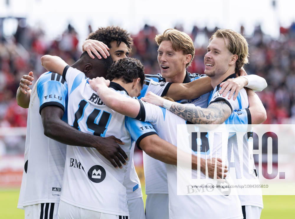 (261011) -- TORONTO, Oct. 11, 2026 -- Players of CF Montreal celebrate scoring during the 2026 Major League Soccer MLS, Fussball Herren, USA regular season match between Toronto FC and CF Montreal at BMO Field in Toronto, Canada, on Oct. 10, 2026. (Photo by Xinhua) (SP)CANADA-TORONTO-SOCCER-MLS-TORONTO FC VS CF MONTREAL ZouxZheng