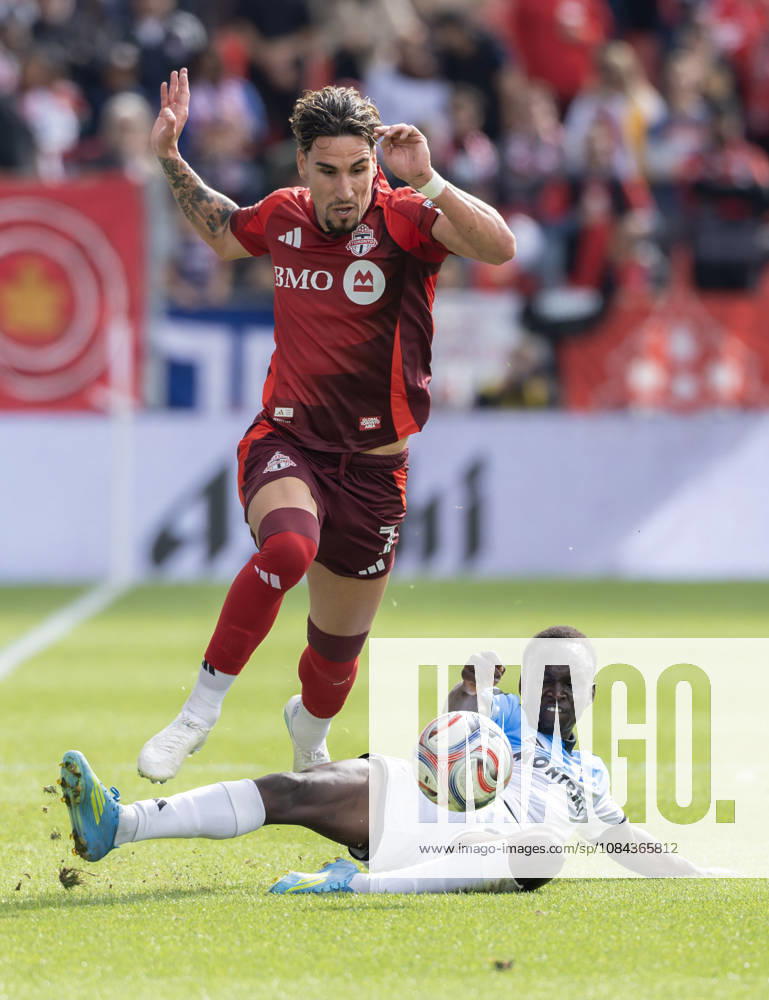 (261011) -- TORONTO, Oct. 11, 2026 -- Theo Corbeanu (L) of Toronto FC vies with Victor Loturi of CF Montreal during the 2026 Major League Soccer MLS, Fussball Herren, USA regular season match between Toronto FC and CF Montreal at BMO Field in Toronto, Canada, on Oct. 10, 2026. (Photo by Xinhua) (SP)CANADA-TORONTO-SOCCER-MLS-TORONTO FC VS CF MONTREAL ZouxZheng