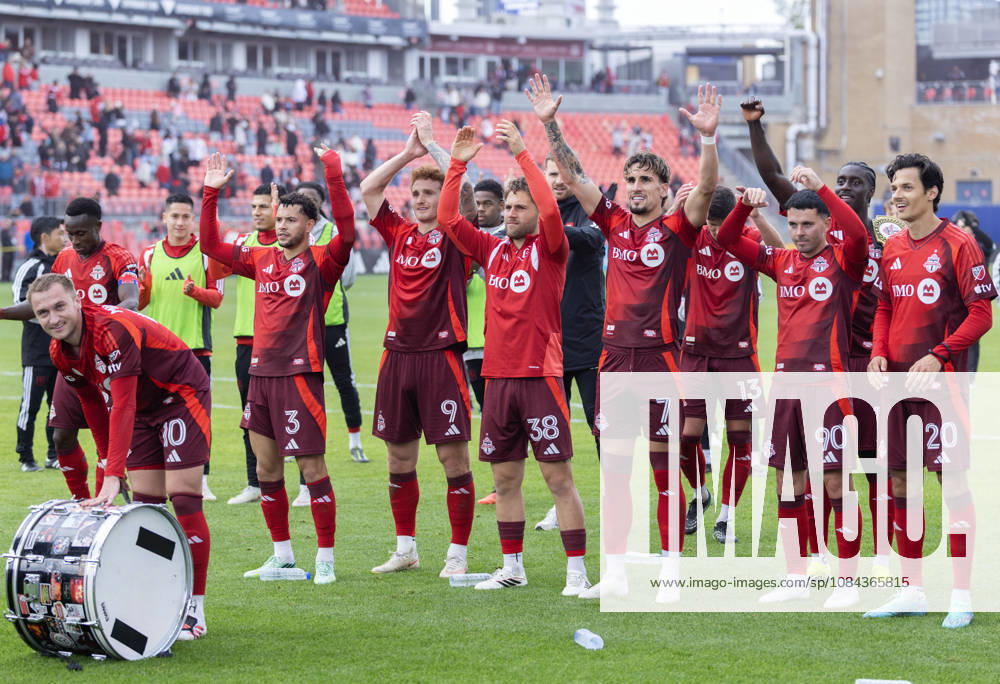 (261011) -- TORONTO, Oct. 11, 2026 -- Players of Toronto FC celebrate victory after the 2026 Major League Soccer MLS, Fussball Herren, USA regular season match between Toronto FC and CF Montreal at BMO Field in Toronto, Canada, on Oct. 10, 2026. (Photo by Xinhua) (SP)CANADA-TORONTO-SOCCER-MLS-TORONTO FC VS CF MONTREAL ZouxZheng