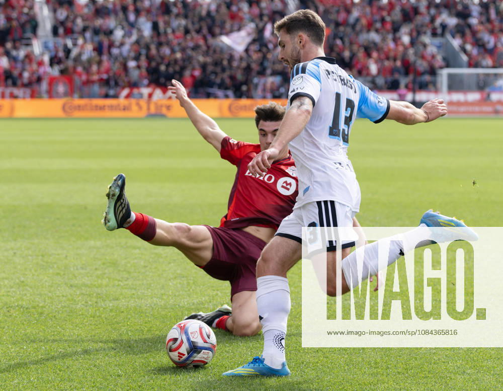 (261011) -- TORONTO, Oct. 11, 2026 -- Alonso Coello (L) of Toronto FC vies with Luca Petrasso of CF Montreal during the 2026 Major League Soccer MLS, Fussball Herren, USA regular season match between Toronto FC and CF Montreal at BMO Field in Toronto, Canada, on Oct. 10, 2026. (Photo by Xinhua) (SP)CANADA-TORONTO-SOCCER-MLS-TORONTO FC VS CF MONTREAL ZouxZheng