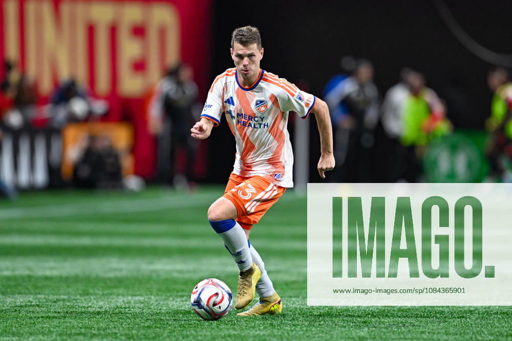 ATLANTA, GA - OCTOBER 10: David Doudera 23 of FC Cincinnati dribbles during the MLS, Fussball Herren, USA match between FC Cincinnati and Atlanta United FC on October 10th, 2026 at Mercedes-Benz Stadium in Atlanta, GA. (Photo by Rich von Biberstein Icon Sportswire) SOCCER: OCT 10 MLS Atlanta United vs FC Cincinnati Icon261010003