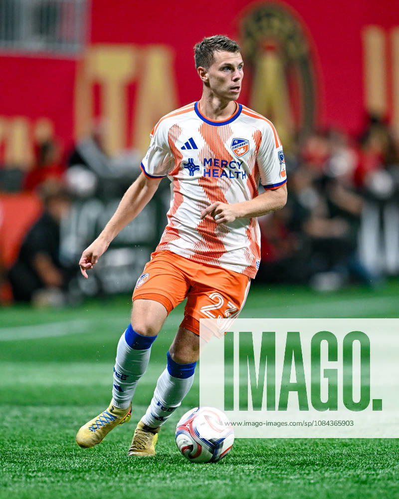 ATLANTA, GA - OCTOBER 10: David Doudera 23 of FC Cincinnati dribbles during the MLS, Fussball Herren, USA match between FC Cincinnati and Atlanta United FC on October 10th, 2026 at Mercedes-Benz Stadium in Atlanta, GA. (Photo by Rich von Biberstein Icon Sportswire) SOCCER: OCT 10 MLS Atlanta United vs FC Cincinnati Icon261010005