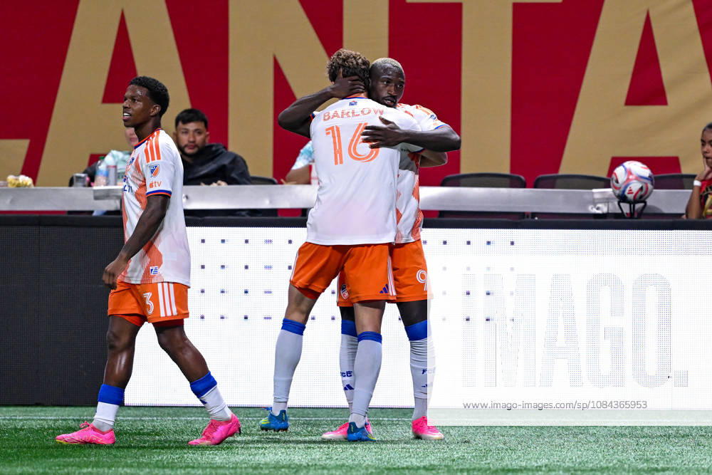 ATLANTA, GA - OCTOBER 10: Tom Barlow 16 of FC Cincinnati embraces Kevin Denkey 9 after he scored a second-half goal during the MLS, Fussball Herren, USA match between FC Cincinnati and Atlanta United FC on October 10th, 2026 at Mercedes-Benz Stadium in Atlanta, GA. (Photo by Rich von Biberstein Icon Sportswire) SOCCER: OCT 10 MLS Atlanta United vs FC Cincinnati Icon261010011